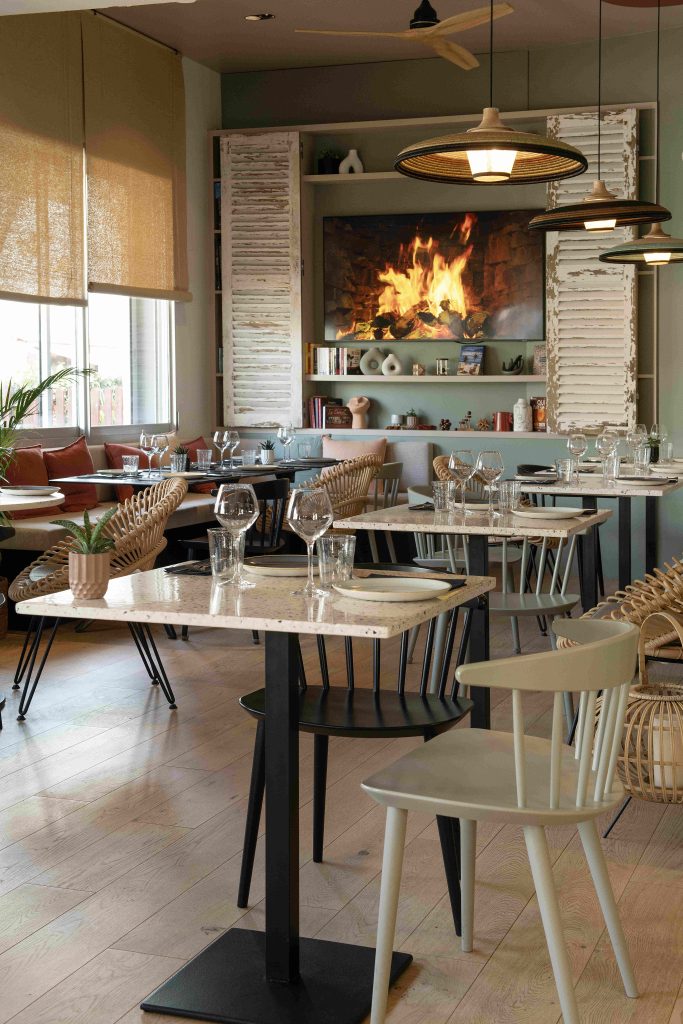 Groups and Business restaurant TV room fire 1 - Hotel Restaurant in La Baule restaurant salle TV feu 1 - Hotel Restaurant in La Baule